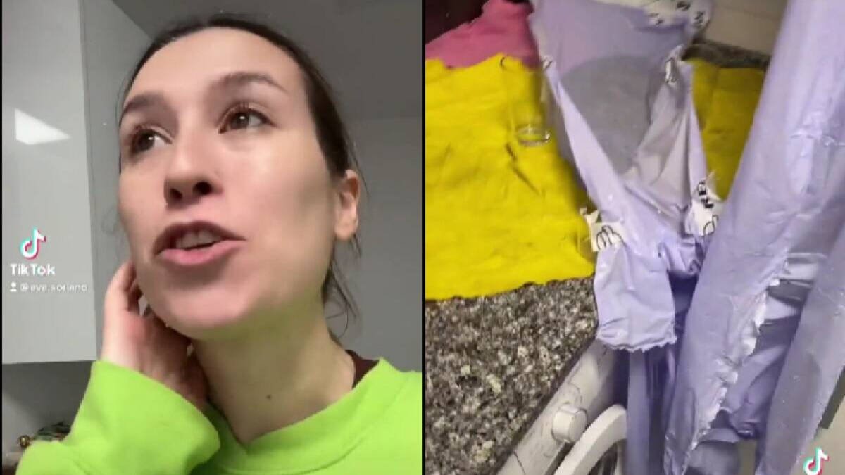 Eva Soriano muestra las goteras que sufre en la cocina.