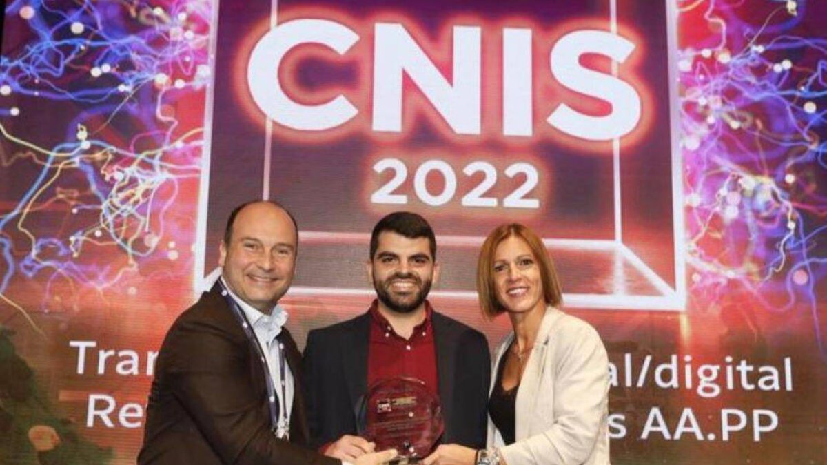 Entrega del premio con Jose Mª Serna, miembro CNIS, Guillem Chiner, técnico en archivo y documentación del Ayuntamiento y Mª Jesús Jumilla, concejala de Recursos Humanos.