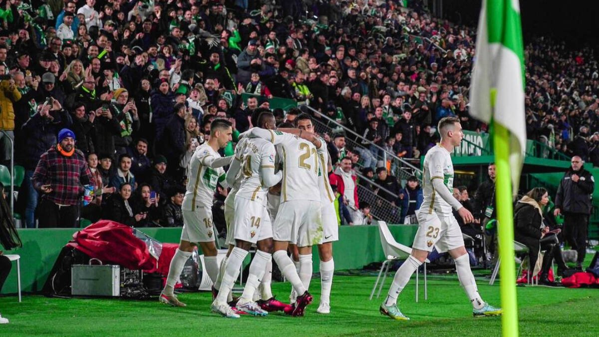 Los jugadores del Elche celebran un gol.