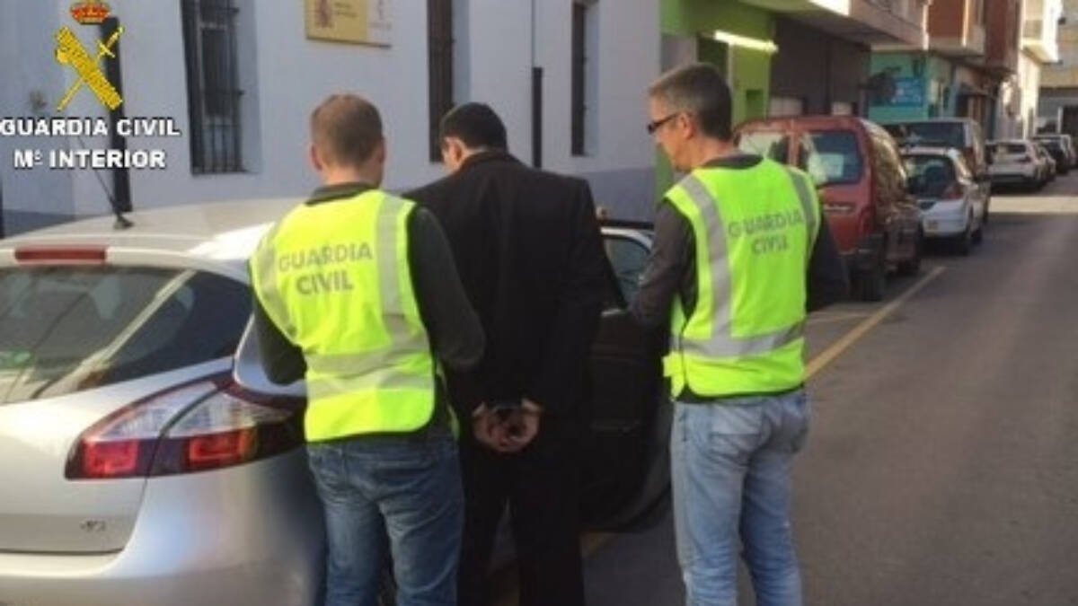 Hombre detenido por la Guardia Civil.