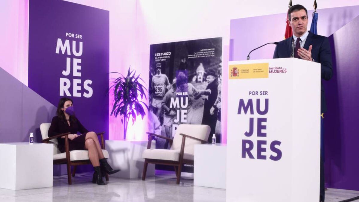 La ministra de Igualdad, Irene Montero, escucha al presidente del Gobierno, Pedro Sánchez, durante el acto institucional con motivo del 8 de marzo.