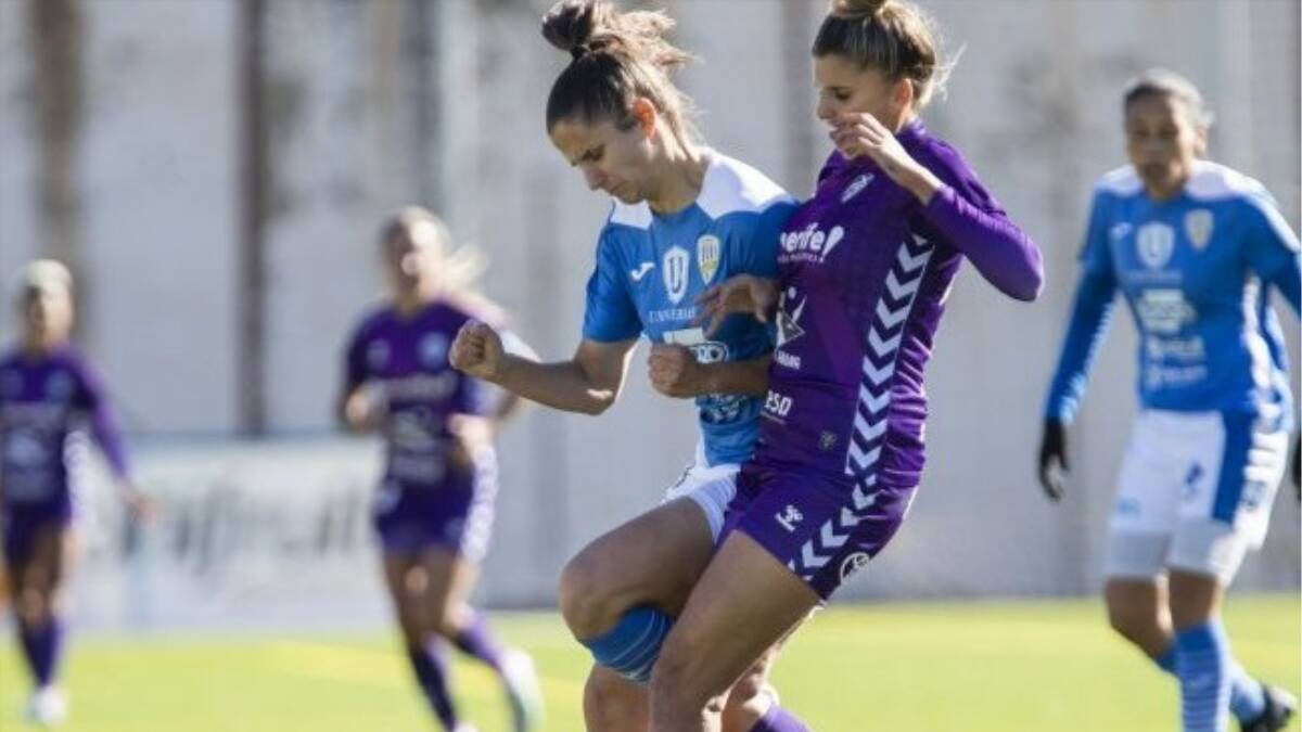 Imagen de un partido entre el Alhama CF y la UDG Tenerife.