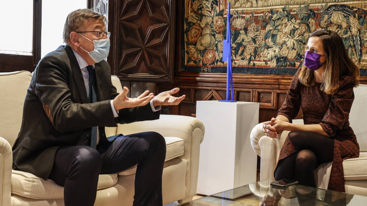 El president de la Generalitat, Ximo Puig, y la ministra de Derechos Sociales y Agenda 2030, Ione Belarra, durante un encuentro en el Palau de la Generalitat, a 28 de febrero de 2022