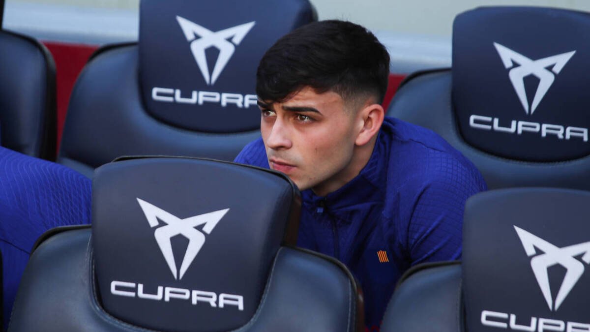 Pedri, en el banquillo en un partido con el Barcelona.
