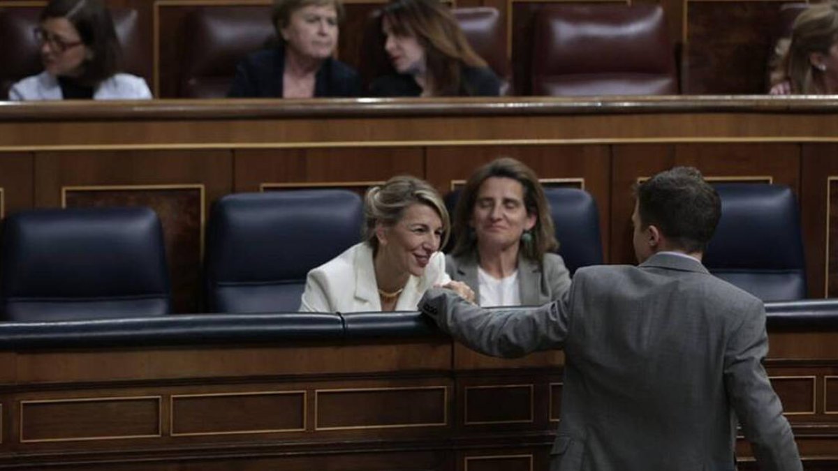 Íñigo Errejón saluda cariñosamente a Yolanda Díaz tras intervenir en la moción de censura