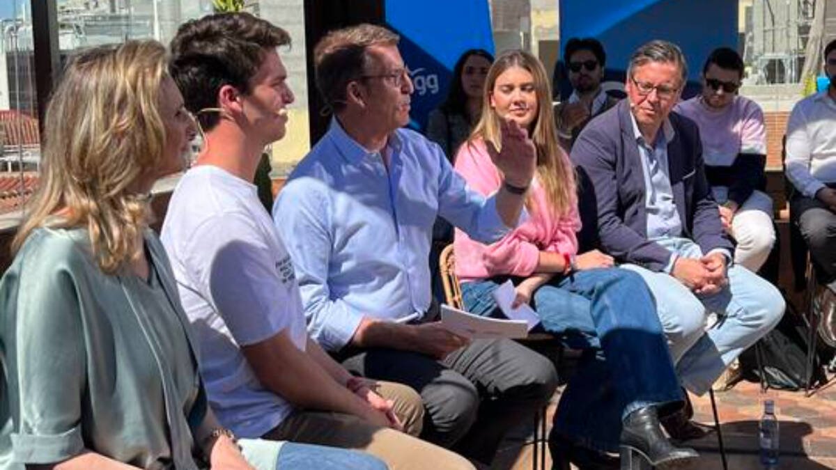Alberto Núñez Feijóo, junto a Alfonso Serrano, en un encuentro con los jóvenes