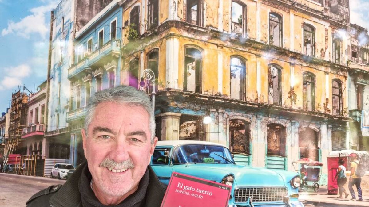 Manuel Avilés con un ejemplar de su libro El gato tuerto.