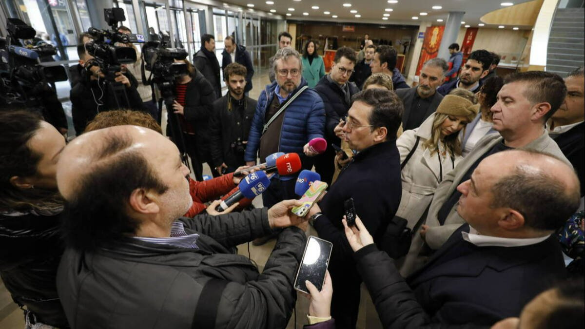 El ministro Albares atendiendo a los periodistas.