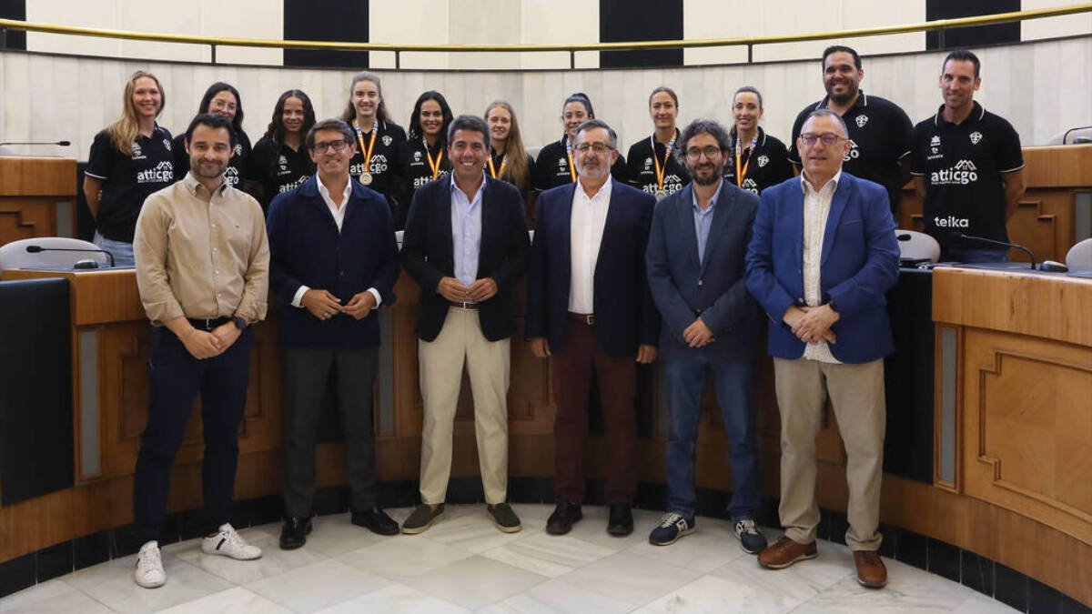 Carlos Mazón rep al Club Handbol Elx després del subcampionat de lliga
