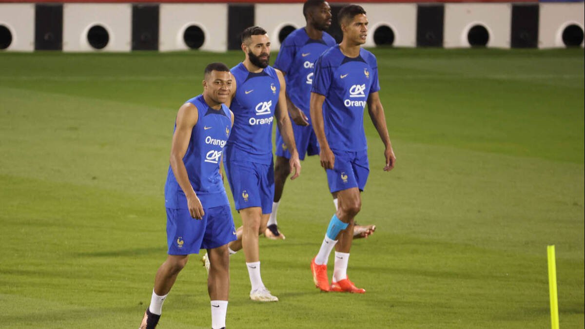 Benzema, junto con compañeros de selección, entrenando antes de lesionarse.