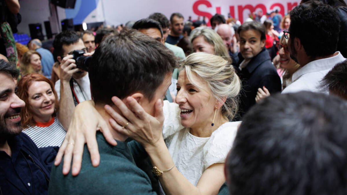 La vicepresidenta segunda y ministra de Trabajo y Economía Social, Yolanda Díaz, saluda al líder de Más País, Íñigo Errejón.
