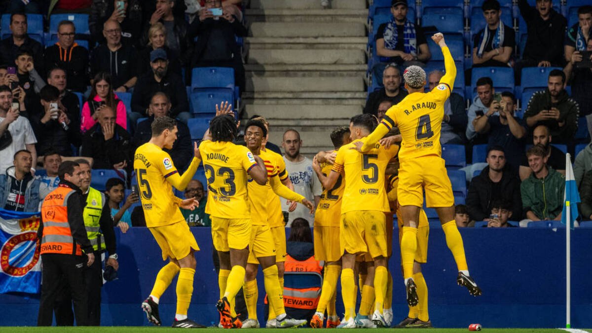 Los jugadores del Barcelona celebran un gol ante el Espanyol.