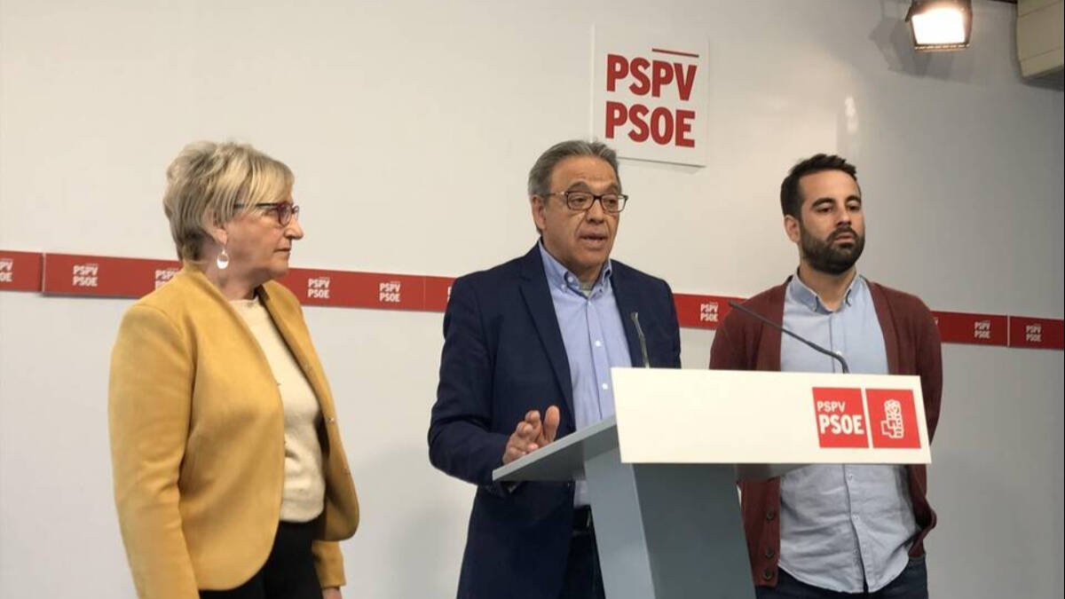 La portavoz en Las Cortes, Ana Barceló, el exportavoz, Manolo Mata, y el secretario de Organización, Jesús Muñoz.