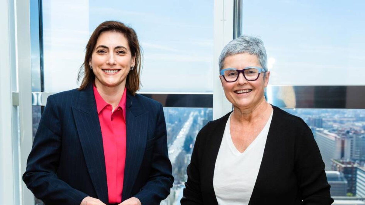 Foto (de izda. a dcha.): La directora de Comunicación y Relaciones Institucionales de CaixaBank, María Luisa Martínez Gistau, y la directora de la Feria del Libro de Madrid, Eva Orúe.