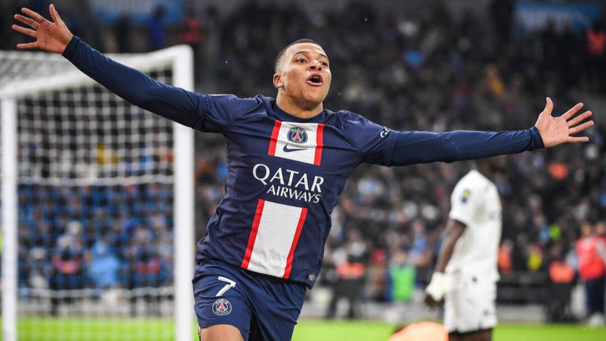 Kylian Mbappé celebra su gol 200 con el PSG.