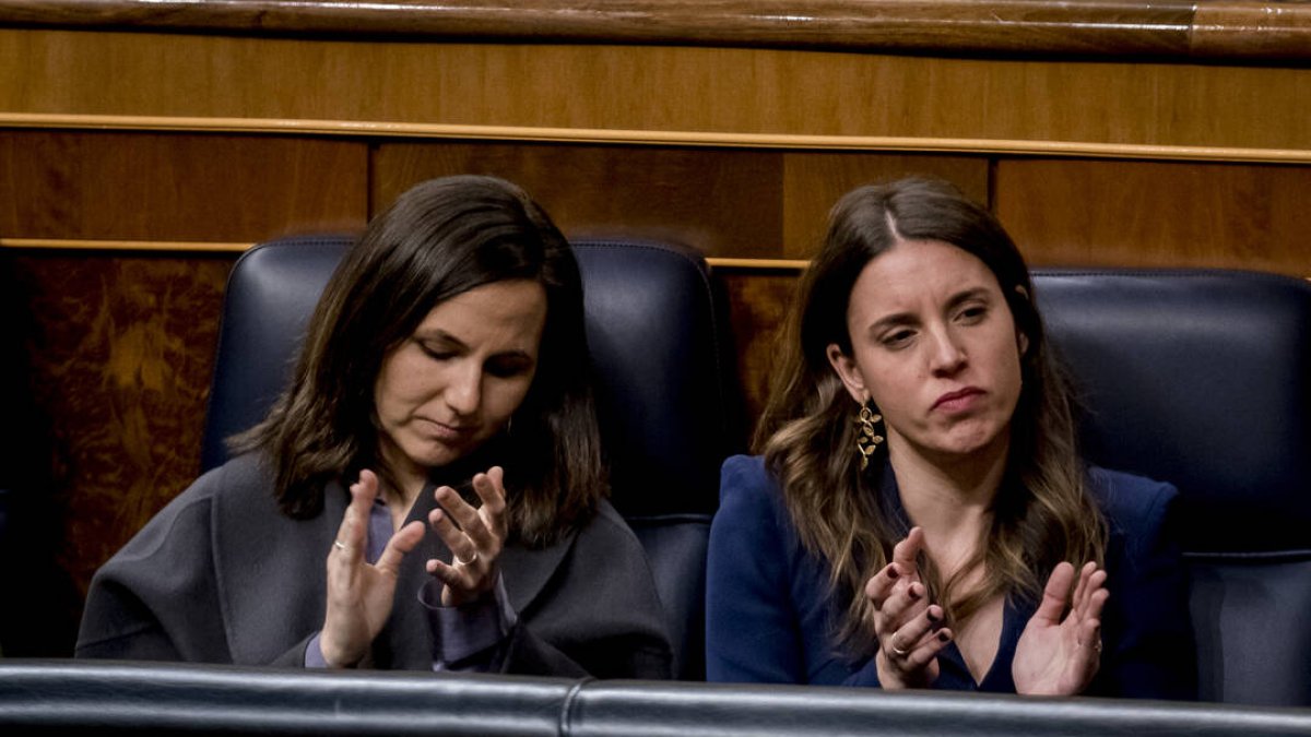 La ministra de Derechos Sociales y Agenda 2030, Ione Belarra, y la ministra de Igualdad, Irene Montero, en el Congreso.
