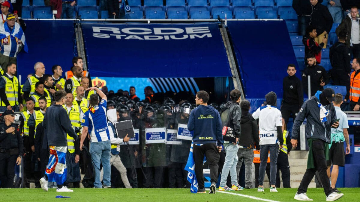 Ultras del Espanyol fueron a por los futbolistas del Barcelona.