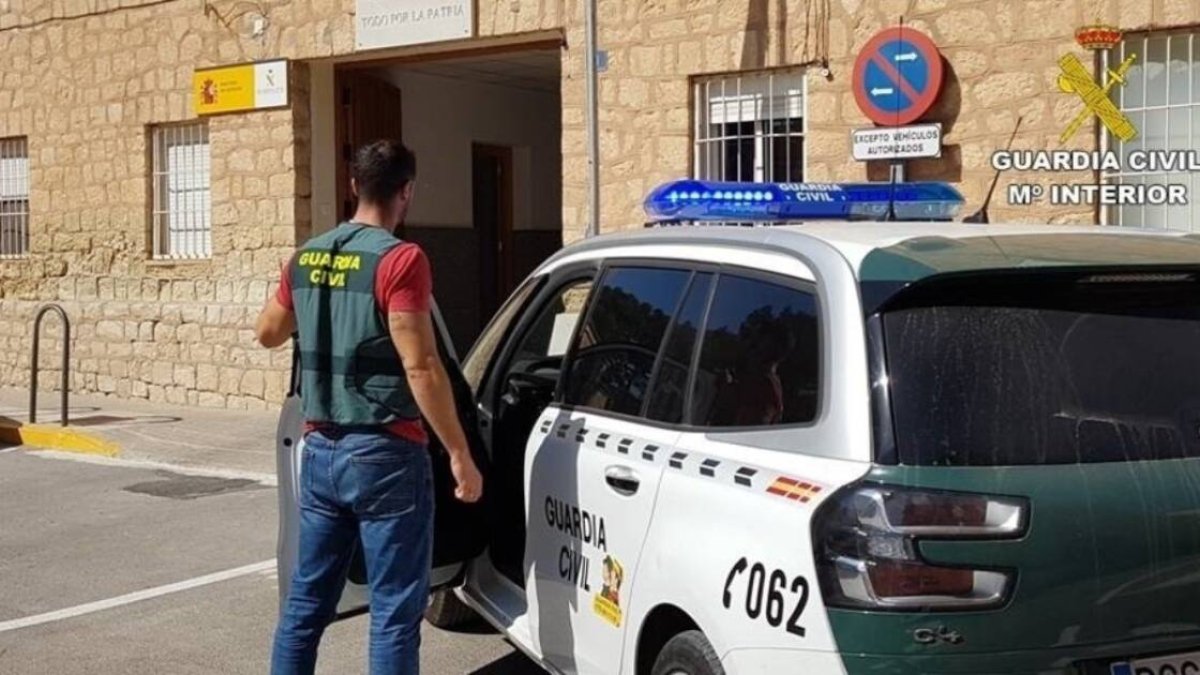 Un agente ante el cuartel de Novelda.