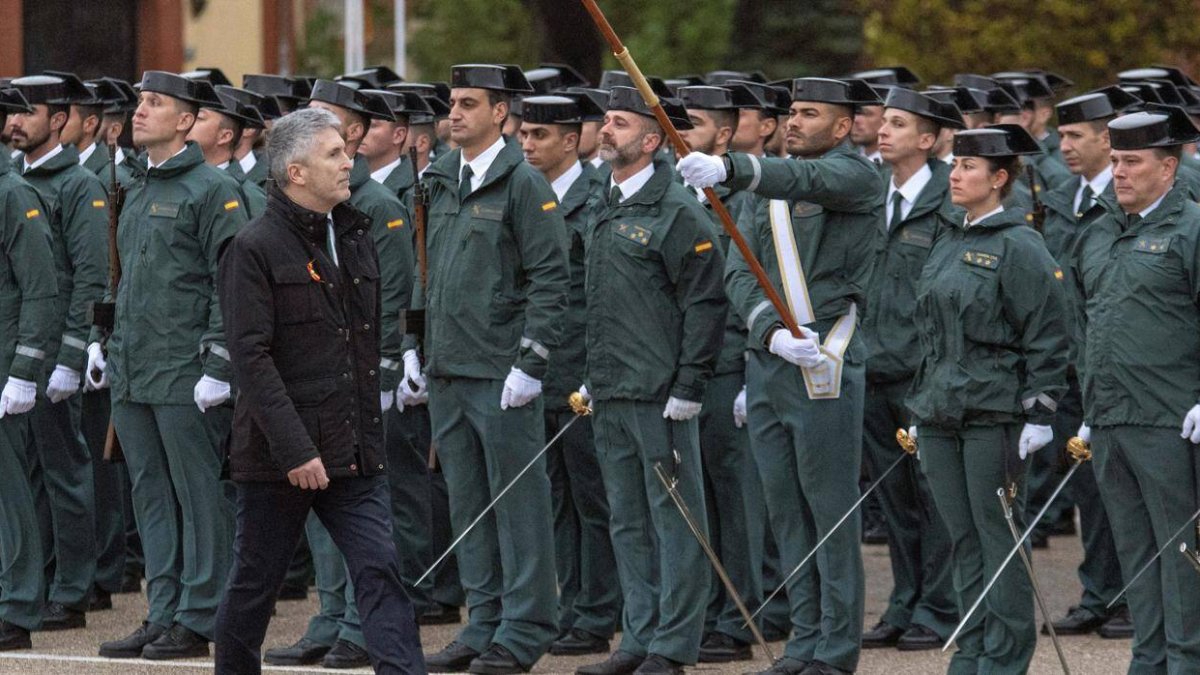 El ministro Marlaska pasando revista a una unidad de la Guardia Civil.