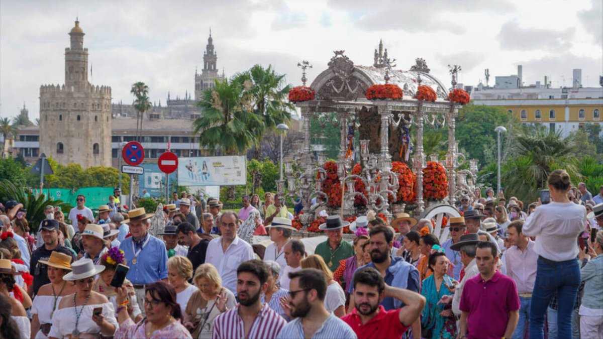 Salida de la hermandad de Sevilla hacia la aldea del Rocío el año pasado.