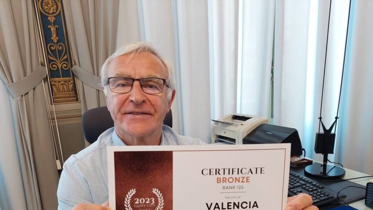 El alcalde de Valencia, Joan Ribó, con el certificado de Happy City - AYUNTAMIENTO DE VALENCIA
