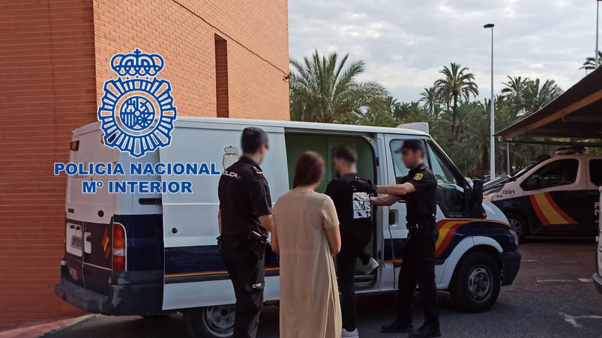 Dos detinguts per suposats robatoris de joies i rellotges mitjançant el mètode de l'abraçada amorosa.