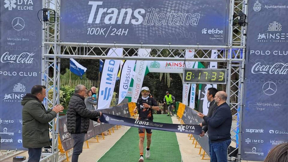 Momento de llegada a meta por parte del ganador de la Transilicitana 2023 en categoria masculina, Francisco Mariano Martinez