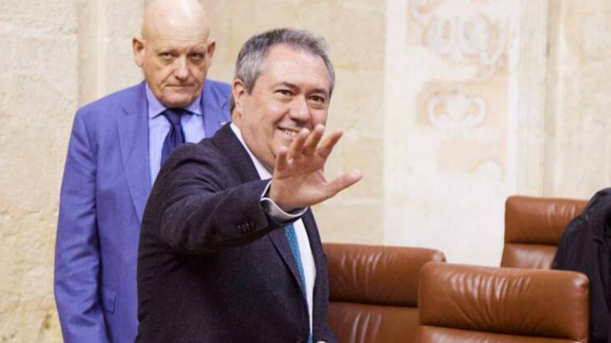 El secretario del PSOE-A, Juan Espadas, en el pleno del Parlamento andaluz.