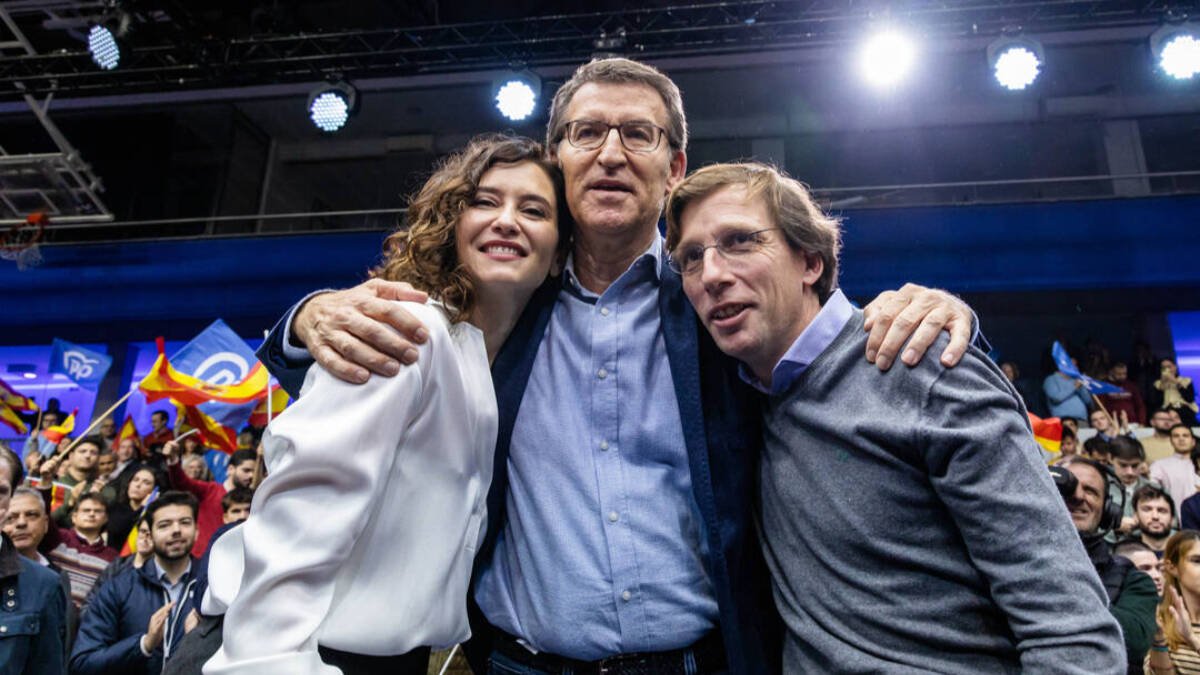 La presidenta de la Comunidad de Madrid, Isabel Díaz Ayuso, el presidente del Partido Popular, Alberto Núñez Feijóo, y el alcalde de Madrid, José Luis Martínez-Almeida.