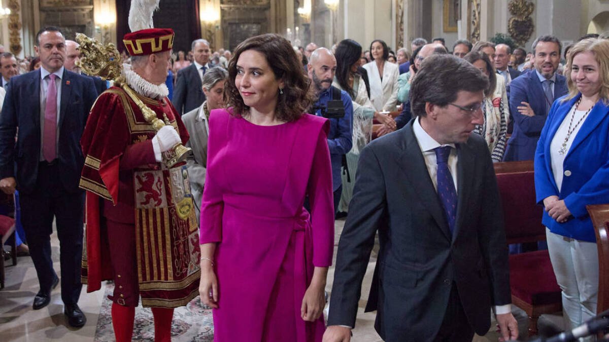 La presidenta de la Comunidad de Madrid, Isabel Díaz Ayuso y el alcalde de Madrid, José Luis Martínez-Almeida, durante una misa en la que se clausura el Año Santo Jubilar de San Isidro.