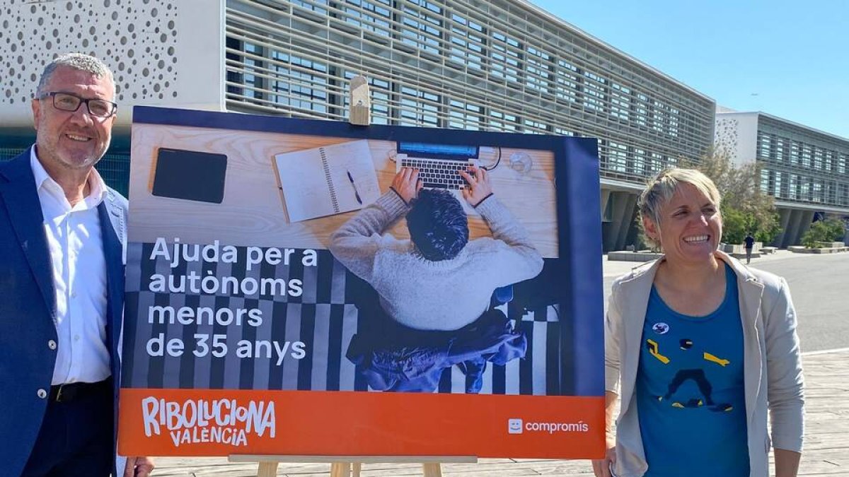 La candidata Papi Robles y el candidato Ferran Puchades por Compromís al Ayuntamiento de Valencia en el acto - COMPROMÍS PER VALENCIA