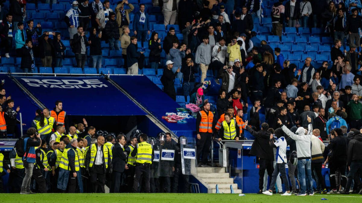 Los ultras del Espanyol, al lado del túnel de vestuarios.