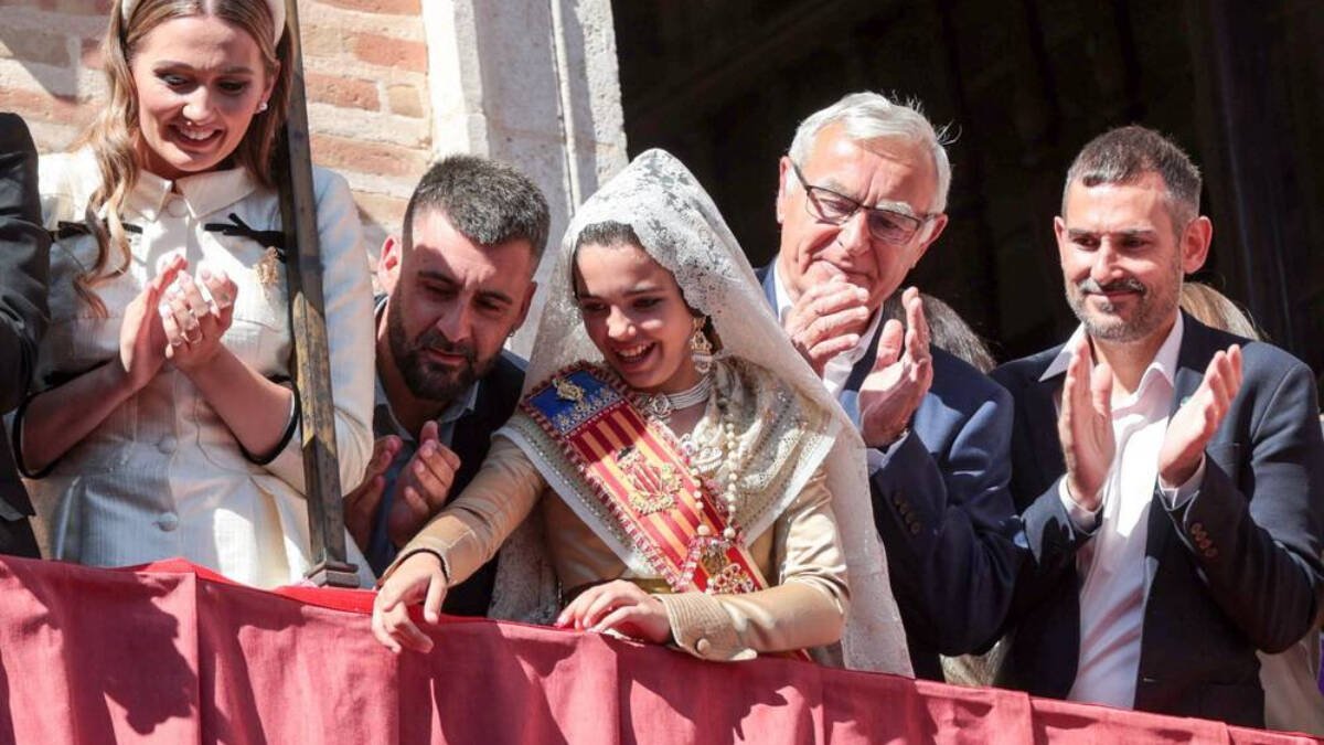 Fuset, Ribó y Campillo ven el traslado de la Virgen