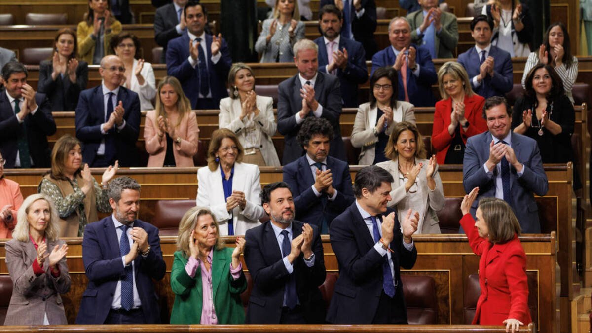 La bancada del PP aplaude a la portavoz del Partido Popular, Cuca Gamarra.