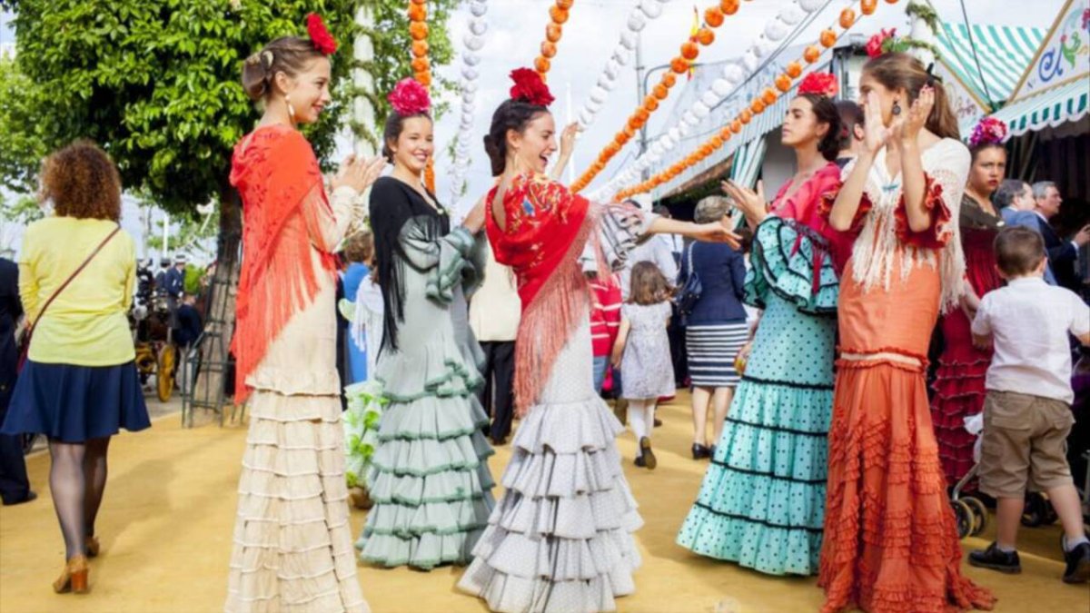 Jóvenes bailando en la Feria de Abril de Sevilla.