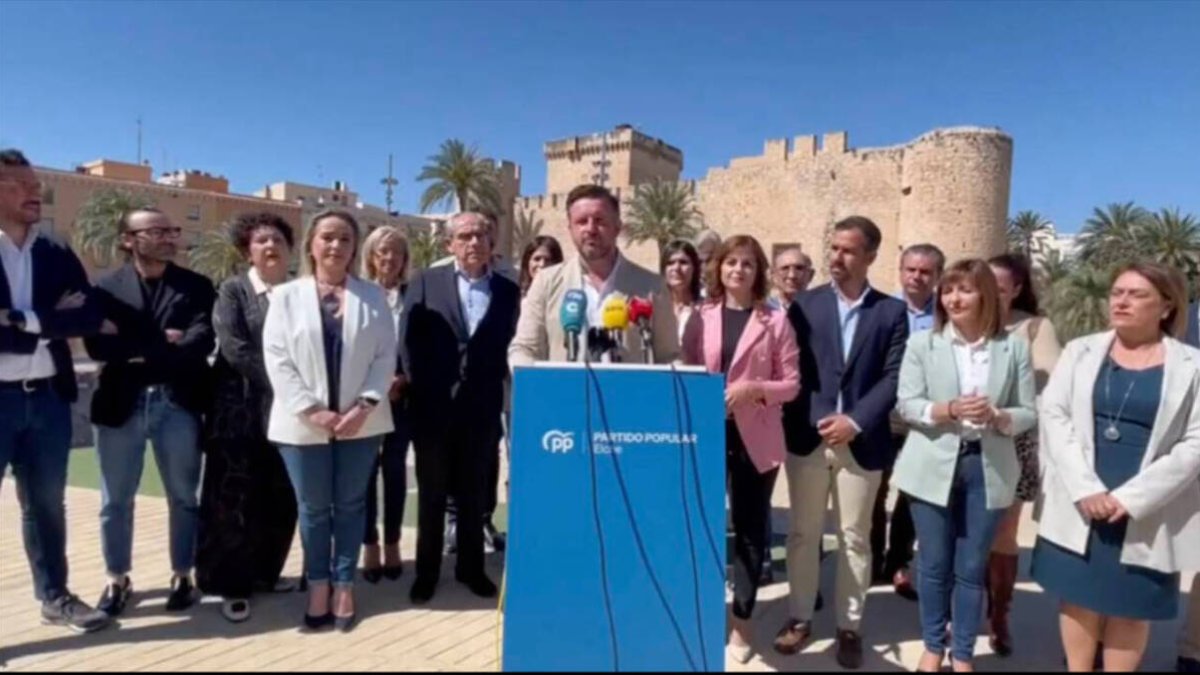Pablo Ruz, presidente del PP de Elche, durante la presentación de los nombres que le acompañan en la candidatura.