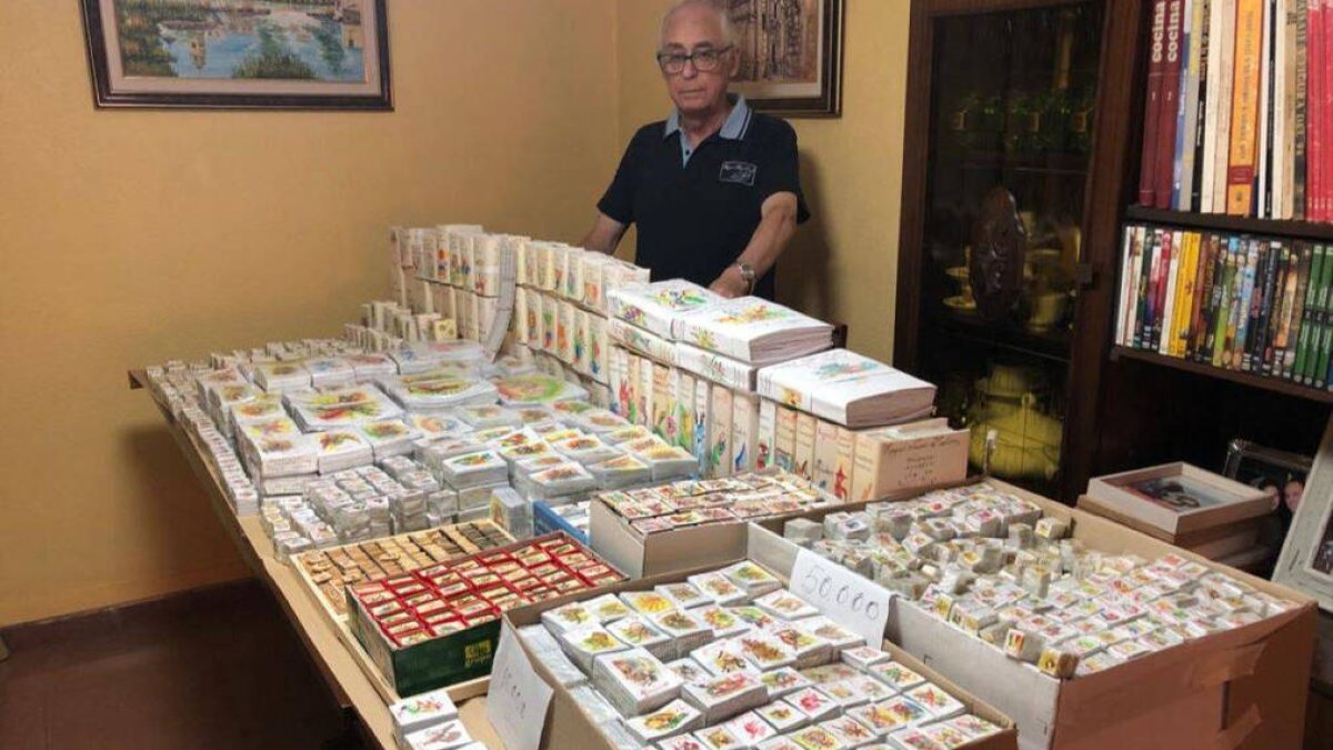 Ezequiel Navarro con su colección de miniaturas.