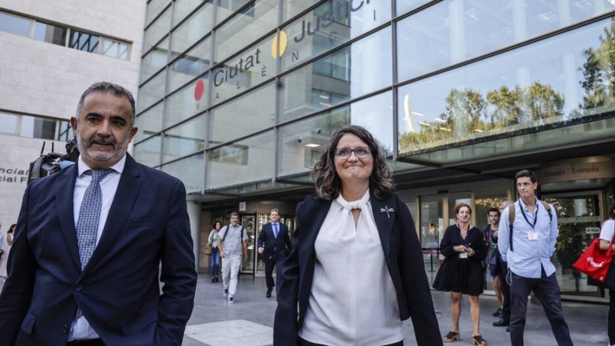 La exvicepresidenta, exportavoz y exconsellera de Igualdad y Políticas, Mónica Oltra y su abogado Miguel Ferrer, a su salida de un juicio en la Ciudad de la Justicia de Valencia a 19 de septiembre de 2022.
