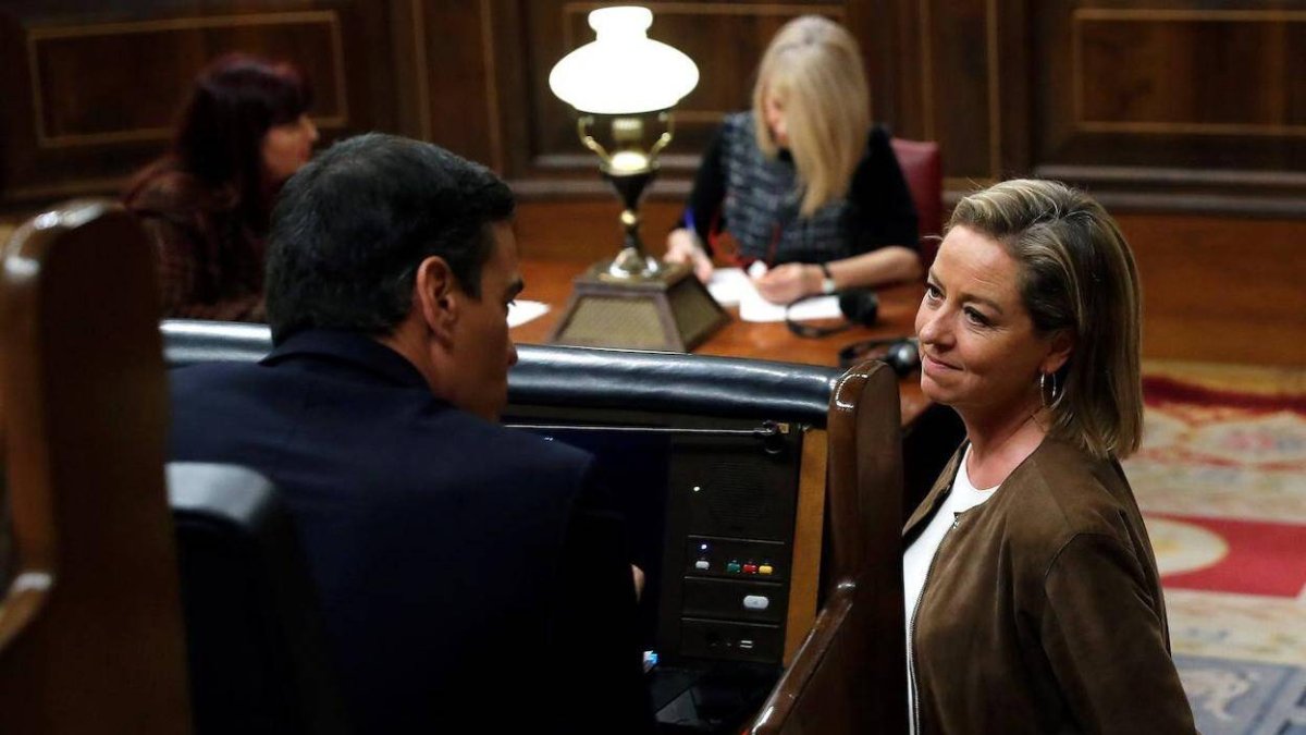 Ana Oramas conversa con Sánchez en su escaño.