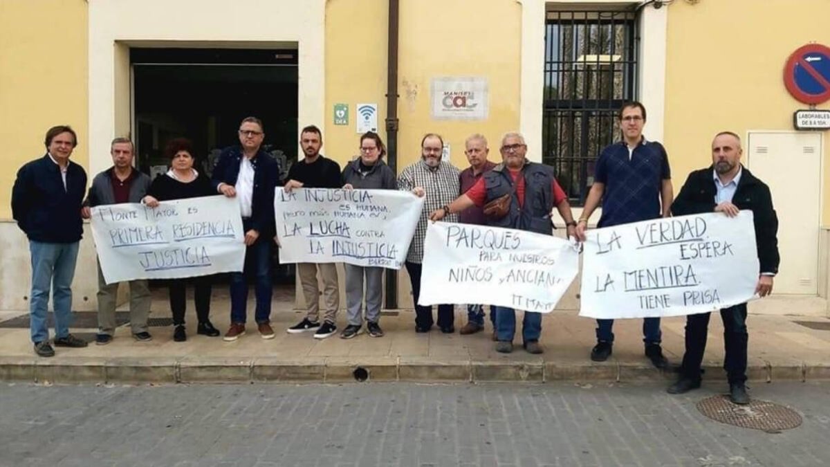 Concentración de vecinos en Manises.