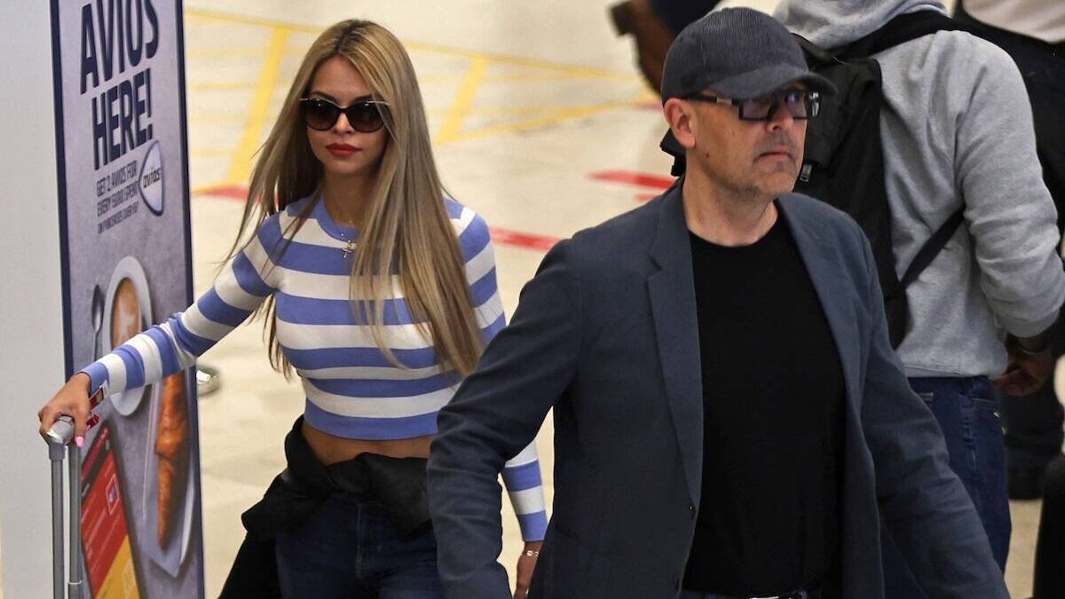 Natalia Almarcha y Risto Mejide, en el aeropuerto antes de un viaje. Europa Press.