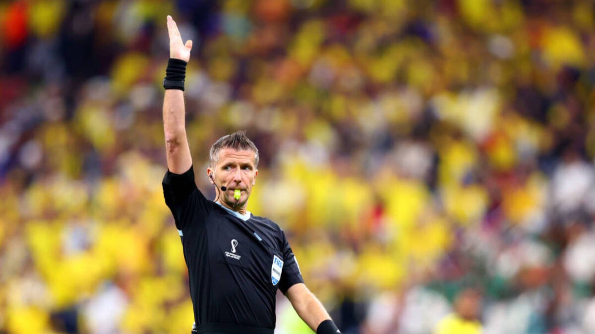 El árbitro durante el partido inaugural del Mundial de Qatar.