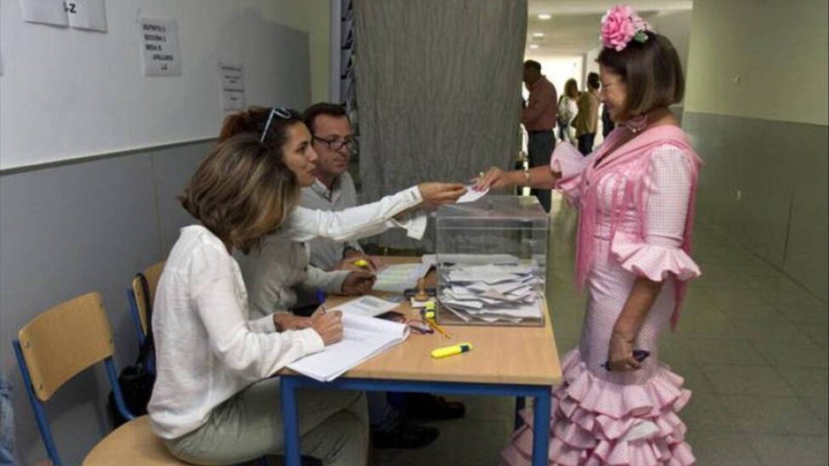 Una vecina del Puerto de Santa María vota vestida de flamenca.