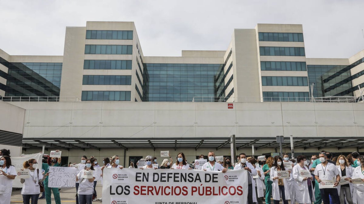 Varias personas de Juntas de Personal de departamentos de Salud con una pancarta en la que se lee: 
