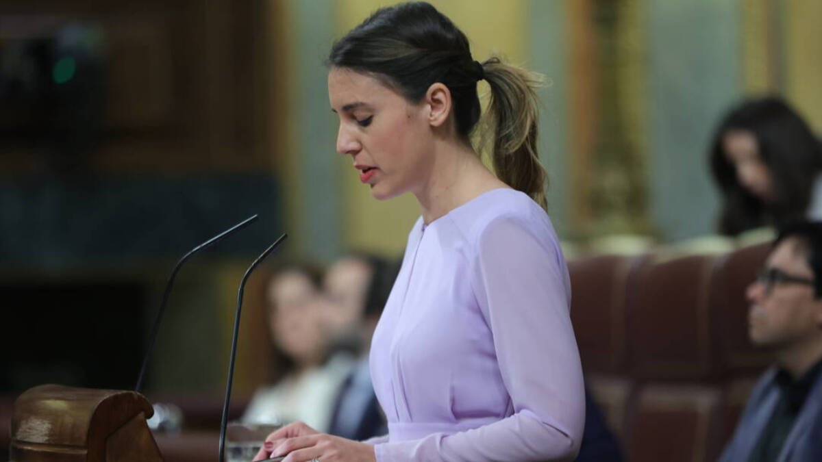 La ministra de Igualdad, Irene Montero, interviene durante una sesión plenaria en el Congreso de los Diputados.