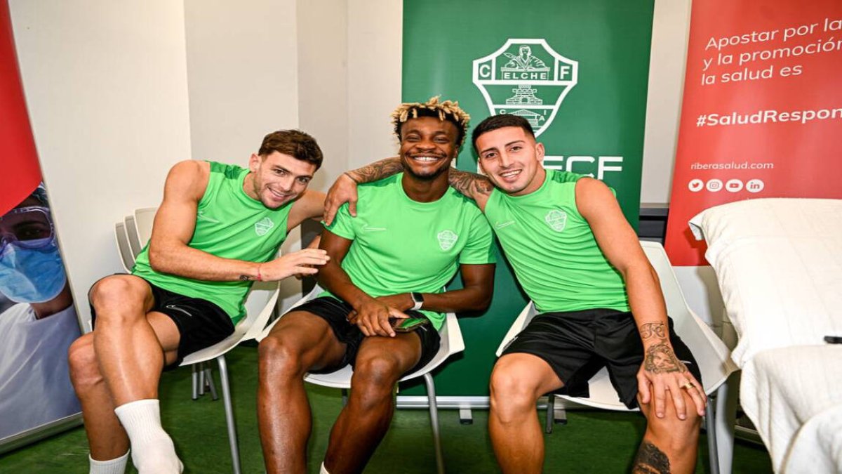 Jugadores del Elche realizándose las pruebas sanitarias.