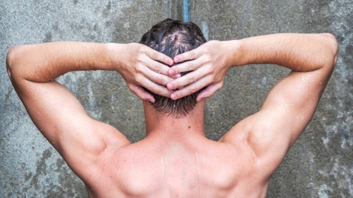 Imagen de recurso de un hombre en la ducha.