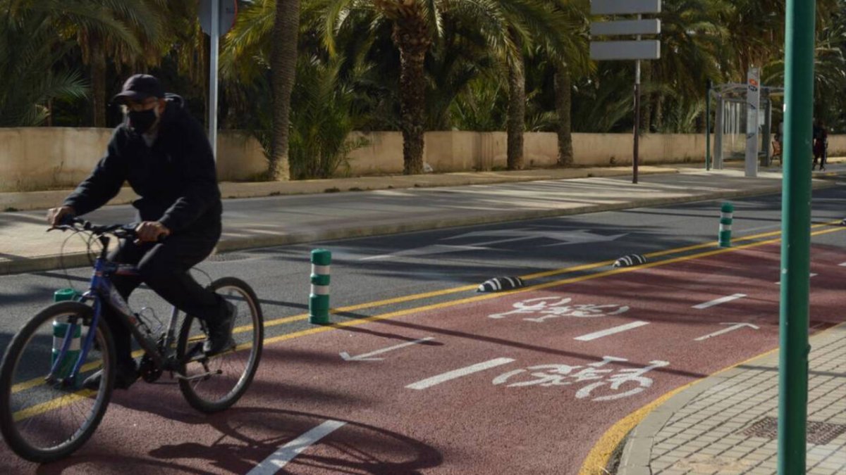 Ciudadano usando carril bici a inicios de 2021. Fuente externa