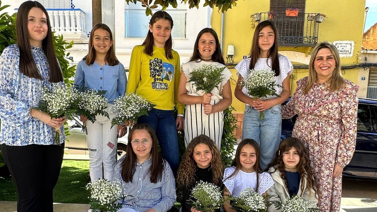 Idaira Alba Traver, reina de las fiestas de la Valla d'Alba, junto a su Corte de Honor Infantil y la alcaldesa del municipios Marta Barrachina - AJUNTAMENT DE LA VALL D'ALBA