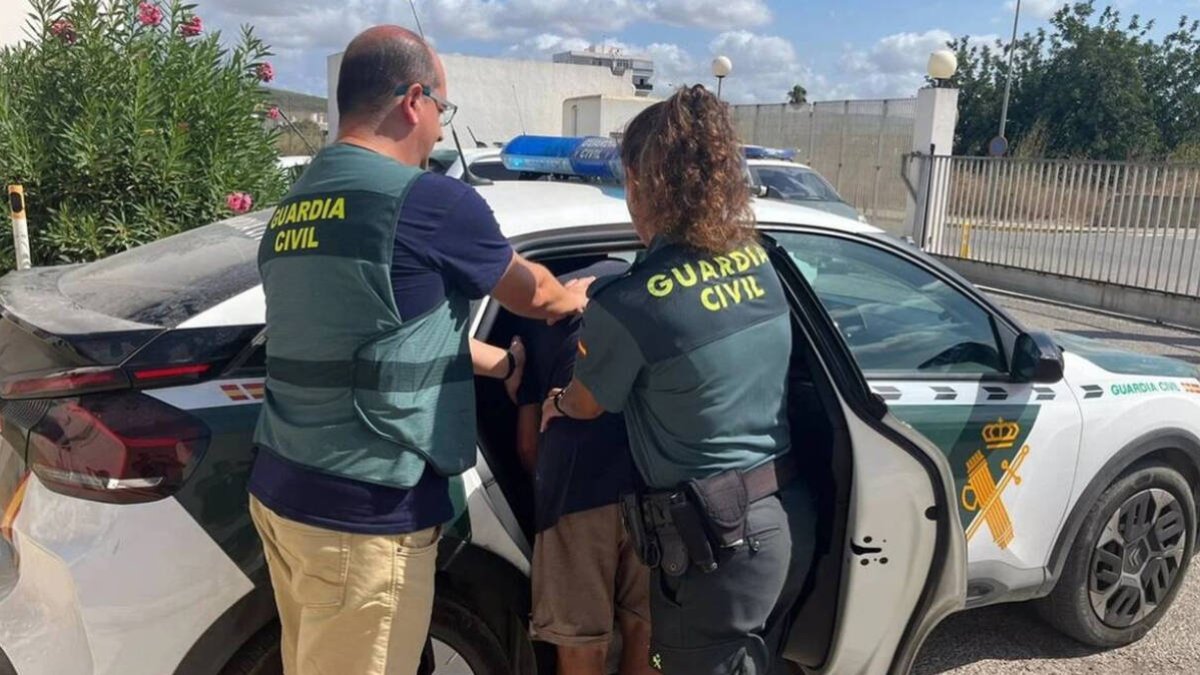 Momento de la detención del hombre de 43 años por la Policía Judicial / Foto: Guardia Civil
